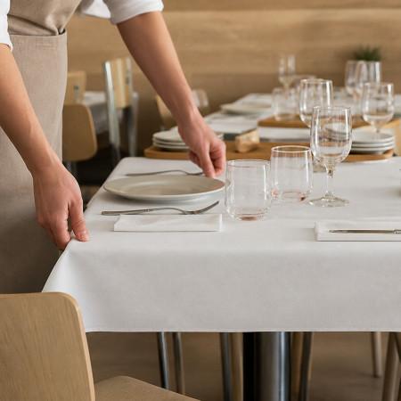 Tovaglia in TNT bianca 140x240 cm Linea Superior per tavolate e catering
